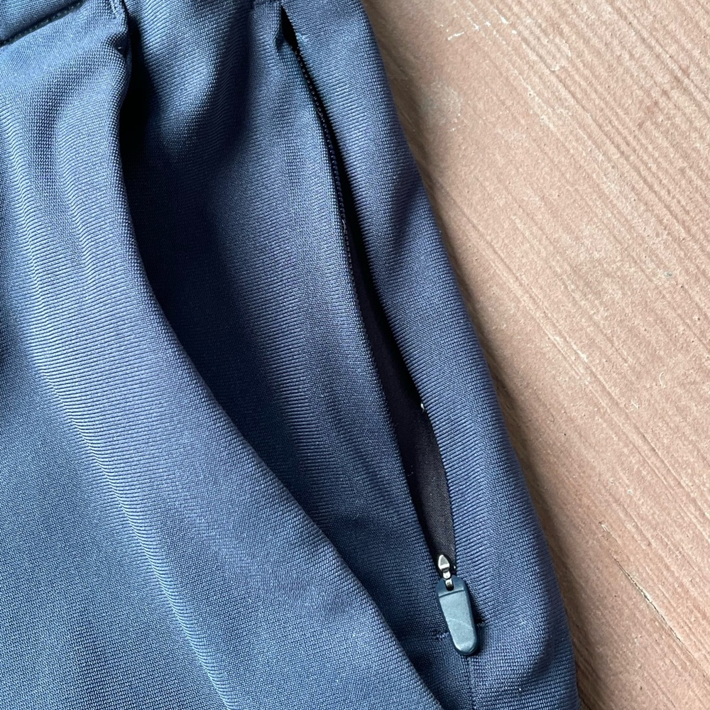 Men’s Lululemon Classic-Fit Shorts 10” - Picture 3 of 4